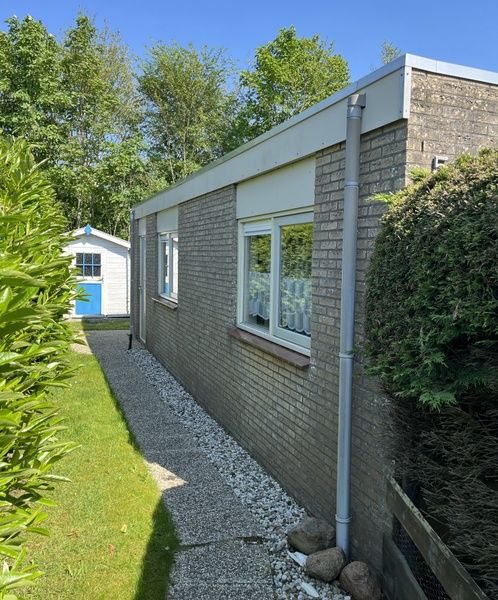 Cozy living room of Bungalow 't Luwe Land 5B in De Koog Texel with comfortable seating area.