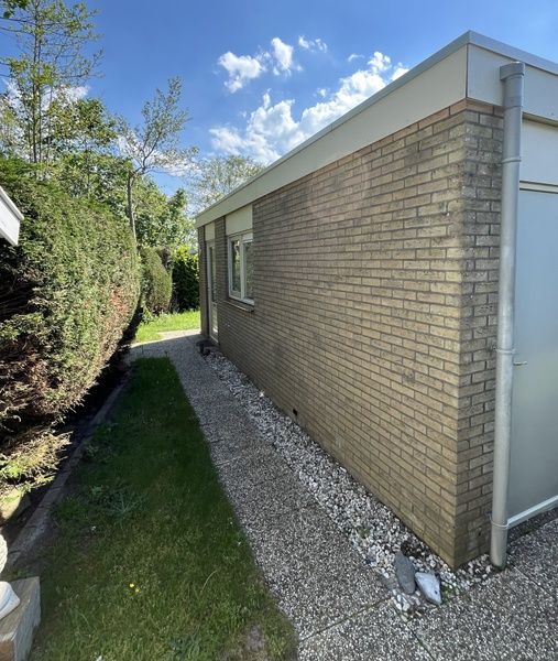 Modern bathroom of Bungalow 't Luwe Land 5B in De Koog Texel with shower and toilet.