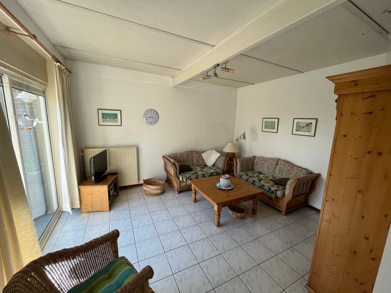 Spacious garden at Bungalow 't Luwe Land 5B in De Koog Texel with wooden picnic table.