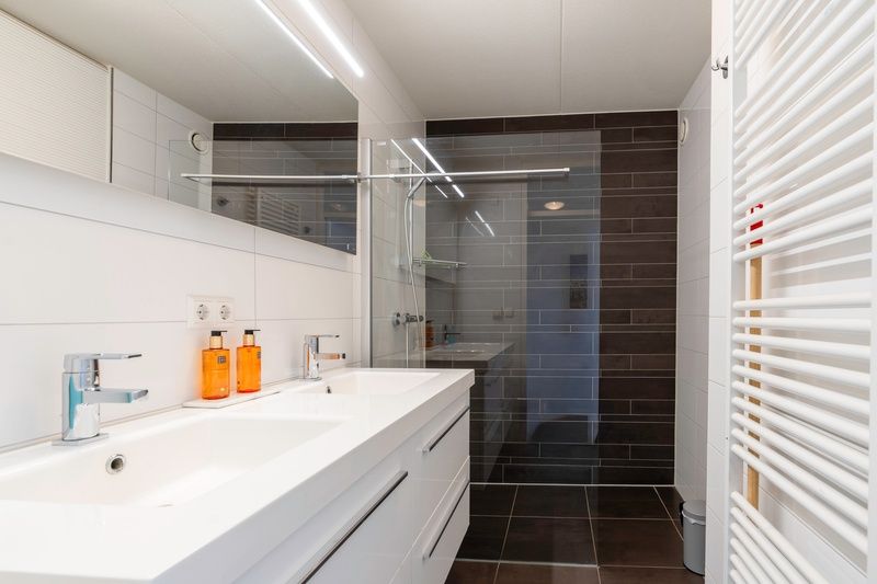 Modern bathroom in Apartment Juliana 138, De Koog, Texel, with luxury amenities.