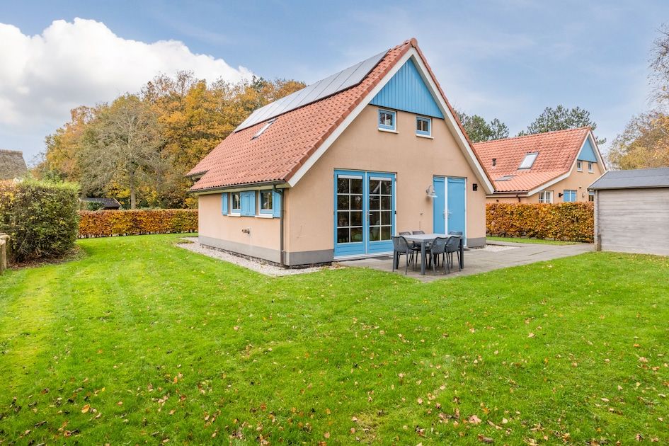 T6AB Comfort bungalow in De Koog, Texel met zonnig terras en groene tuin, ideaal voor een ontspannen verblijf op de Waddeneilanden.