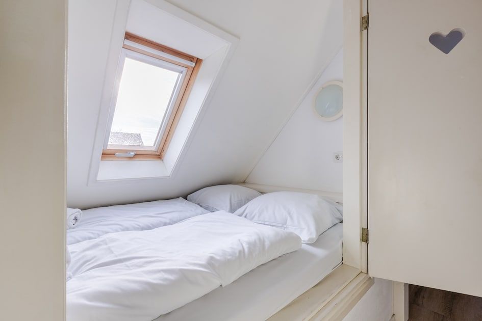 Binnenruimte van T6AB Comfort bungalow in De Koog, Texel met houten kastdeuren en hartvormige uitsnijdingen voor een gezellige sfeer.