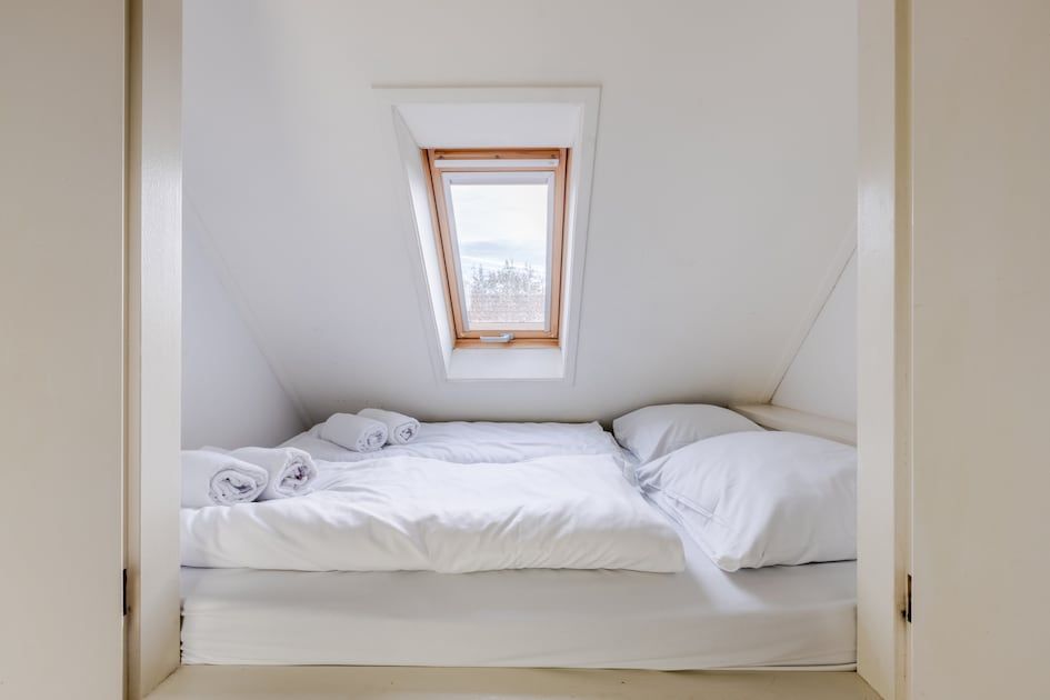 Lichte slaapkamer in T6AB Comfort bungalow, De Koog, Texel, met comfortabele bedden en rustgevende sfeer op de Waddeneilanden.