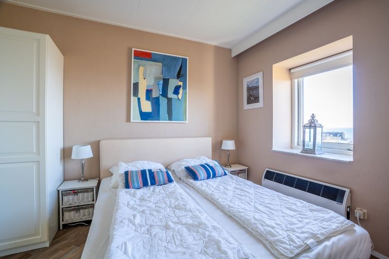 Luxurioeses Badezimmer mit Dusche und Badewanne im Appartement Juliana 158 Zeezicht, Ferienunterkunft De Koog, Texel.