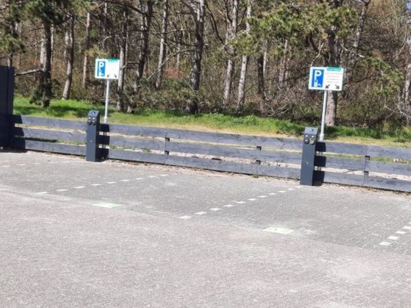 Parking at Apartment Dorpsstraat 245, De Koog, Texel with green surroundings.