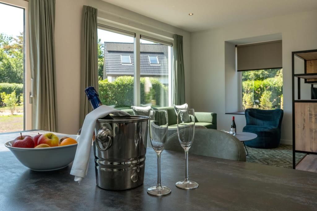 Esstisch mit Champagner in 35 - 8A Blauwborst - BLV Zuteilung Nr. 3 Ferienhaus in De Koog, Texel.