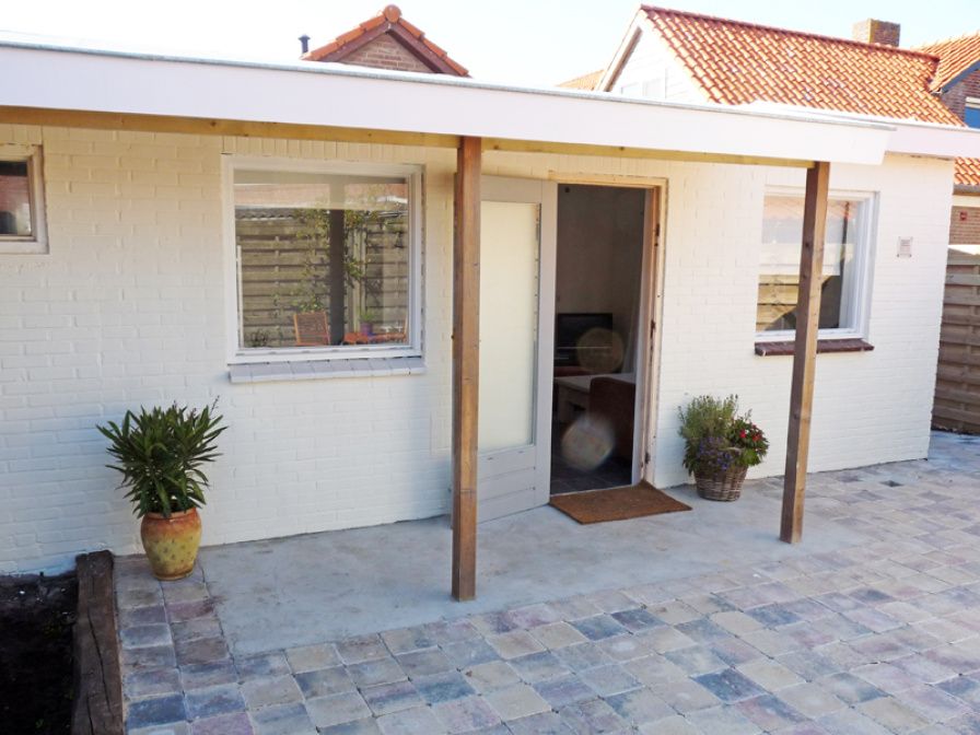 Charming terrace at Zomerhuisje Schoo in De Koog, Texel, vacation home on the Wadden Islands.