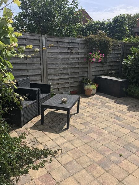 Sunny terrace with seating at Zomerhuisje Schoo, De Koog, Texel, vacation home on the Wadden Islands.