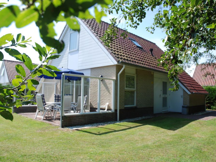Villa 3, vacation home in De Koog Texel, with sunny terrace and green garden.