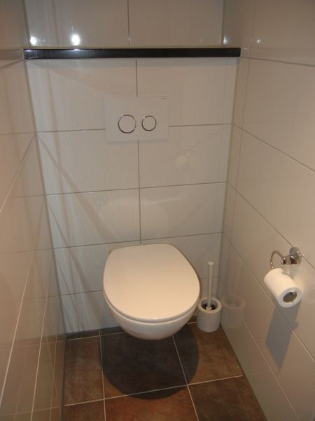 Modernes Badezimmer im Ferienhaus 2, De Koog, Texel mit stilvoller Toilette.