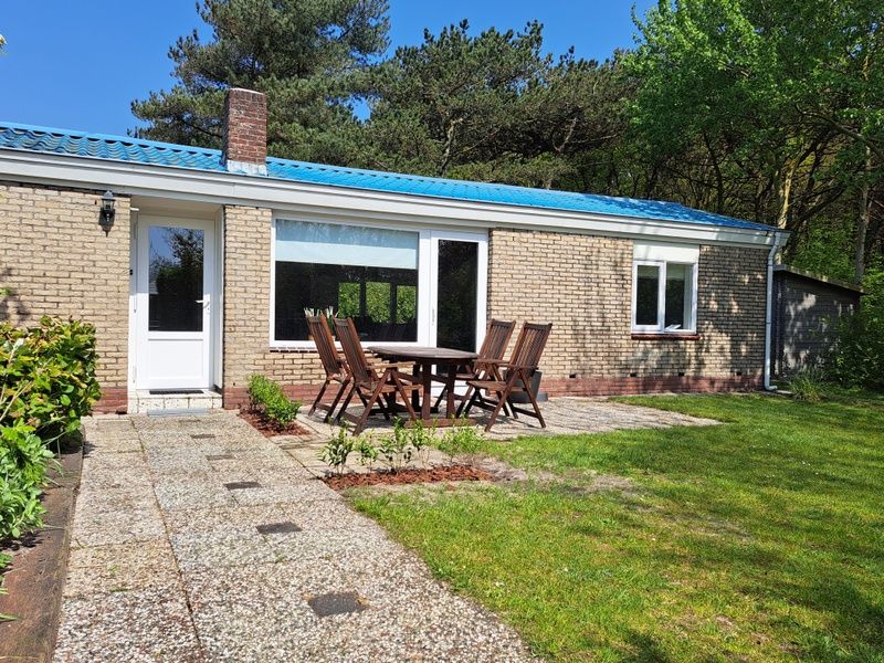 Vacation home Hoog Koog 10 in Bungalowpark Hoog Koog, De Koog, Texel with spacious outdoor area and seating.