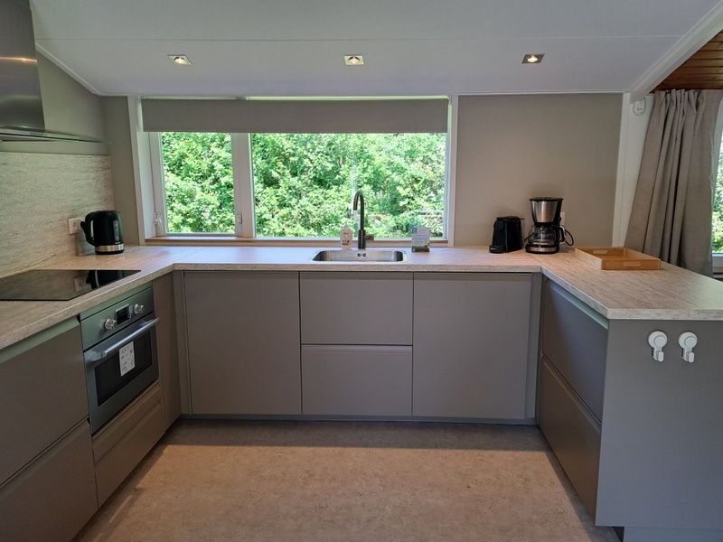 Stylish kitchen in vacation home Hoog Koog 10, Bungalowpark Hoog Koog, De Koog, Texel with modern appliances.