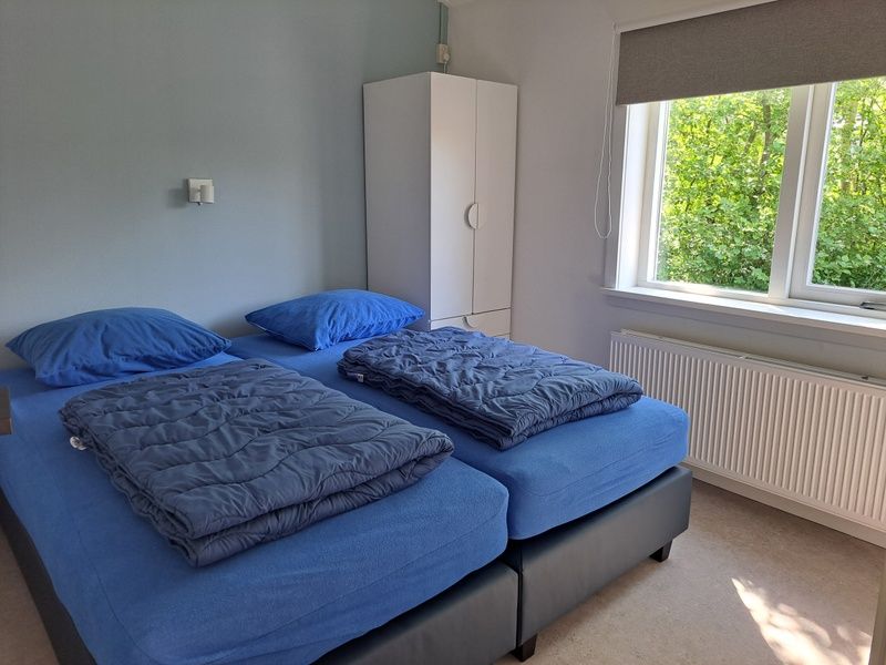 Comfortable bedroom in vacation home Hoog Koog 10, Bungalowpark Hoog Koog, De Koog, Texel with double bed.