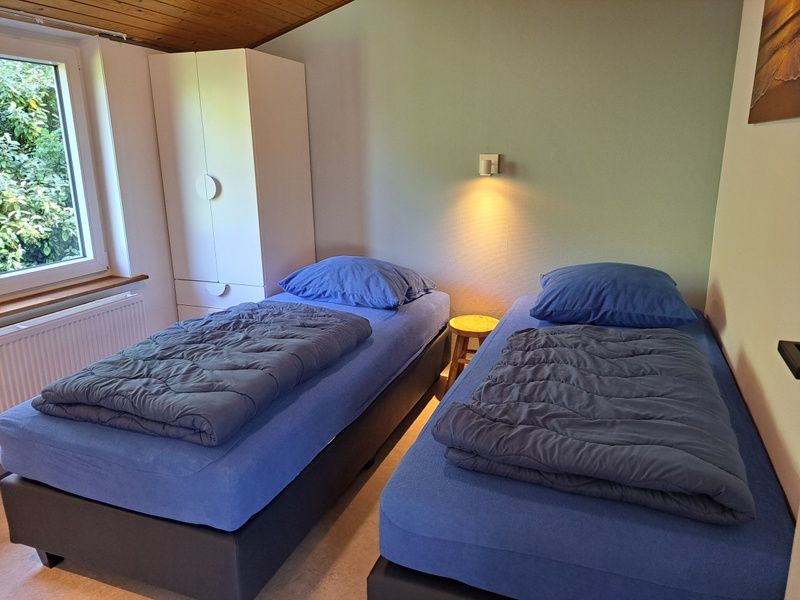 Second bedroom in vacation home Hoog Koog 10, Bungalowpark Hoog Koog, De Koog, Texel with two single beds.