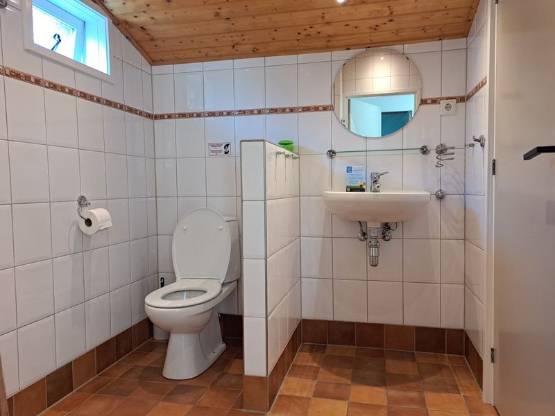Spacious bathroom in vacation home Hoog Koog 10, Bungalowpark Hoog Koog, De Koog, Texel with modern amenities.