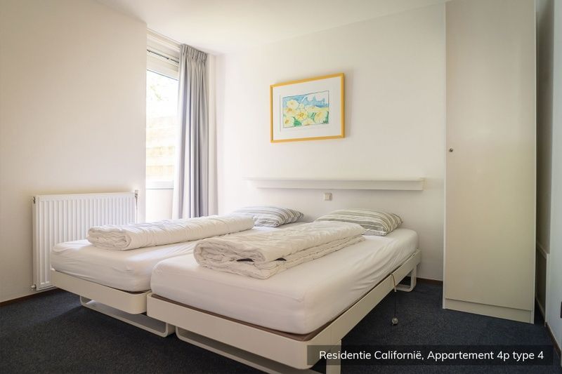 Second bedroom in Type 4 vacation home, De Koog, Texel. Bright room with a view of the surroundings.
