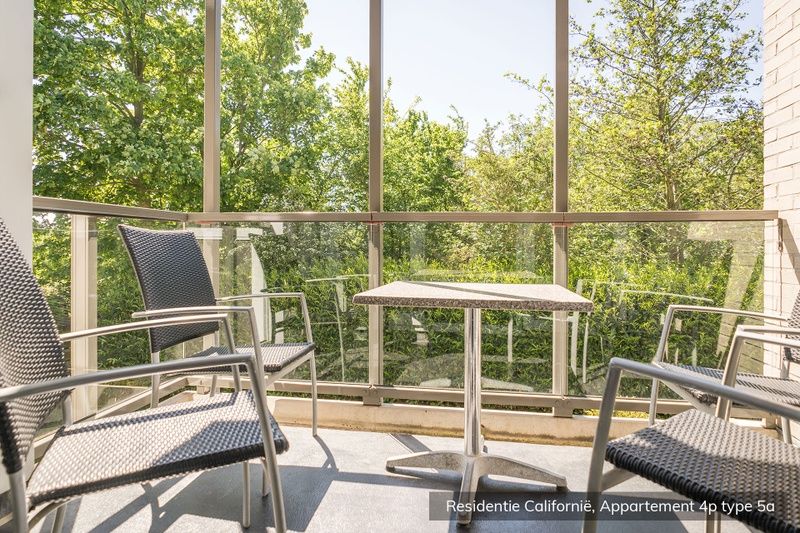 Privater Balkon des Ferienhauses Typ 5A, De Koog, Texel, mit Sitzgelegenheit und Blick ins Gruene.