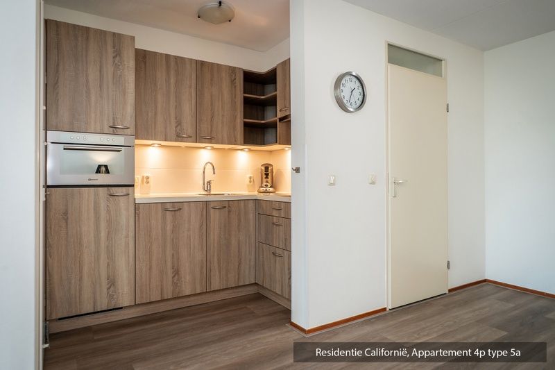 Vollstaendig ausgestattete Kueche im Ferienhaus Typ 5A, De Koog, Texel, mit modernen Geraeten.