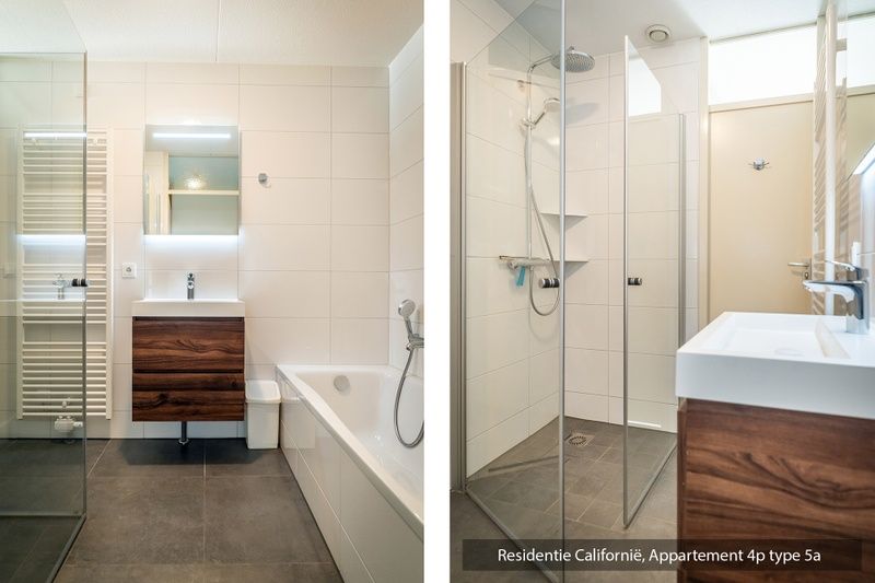 Modernes Badezimmer im Ferienhaus Typ 5A, De Koog, Texel, mit Dusche und Badewanne.