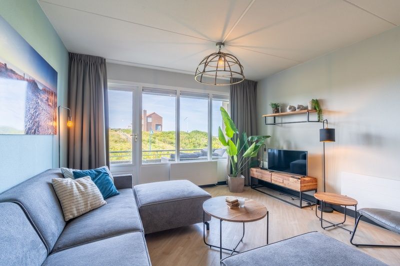 Heller Wohnraum im Apartment Juliana 044 Insel- und Meerblick, De Koog, Texel mit grossen Fenstern.