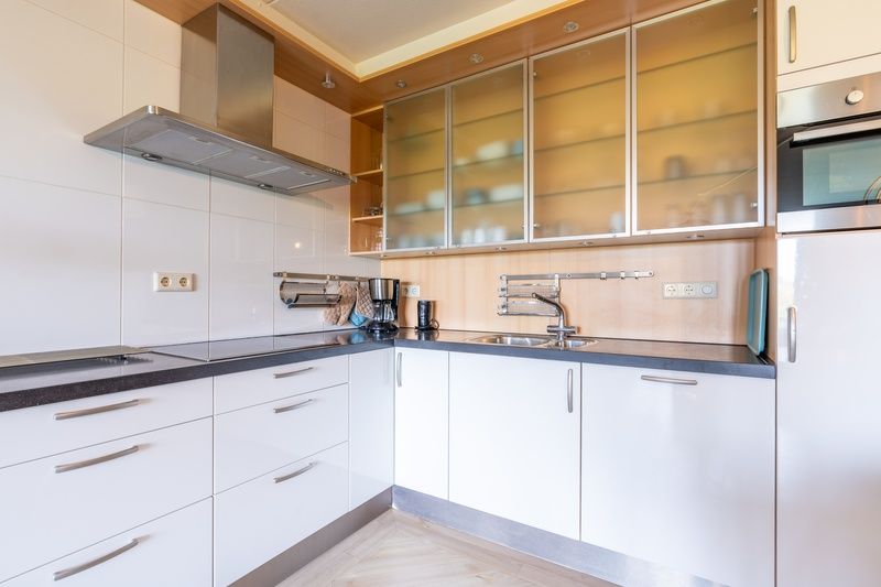 Voll ausgestattete Kueche im Appartement Juliana 044 Insel- und Meerblick, De Koog, Texel mit eleganter Verarbeitung.