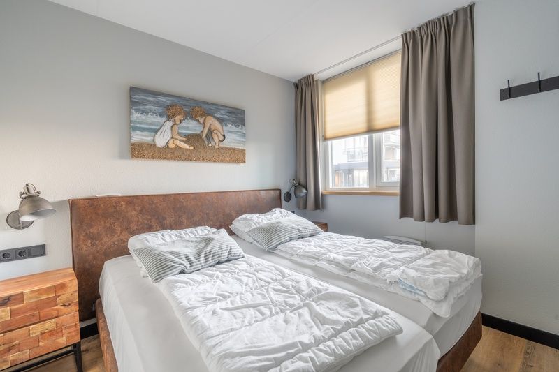 Komfortables Schlafzimmer im Appartement Juliana 044 Eiland en Zeezicht, De Koog, Texel mit Doppelbett.