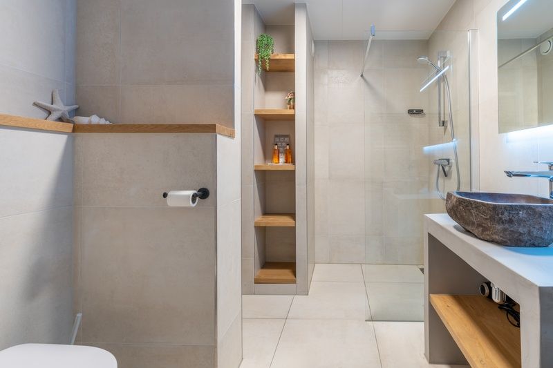 Luxurioeses Badezimmer im Appartement Juliana 044 Insel- und Meerblick, De Koog, Texel mit modernen Annehmlichkeiten.