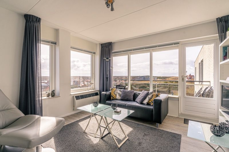 Stilvolle Sitzecke im Appartement Juliana 132 Eilandzicht, De Koog, Texel mit Blick auf die Duenen.