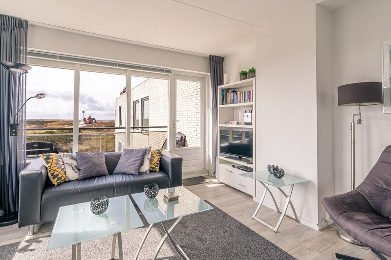 Gemuetliches Wohnzimmer im Apartment Juliana 132 Eilandzicht, De Koog, Texel mit viel Tageslicht.