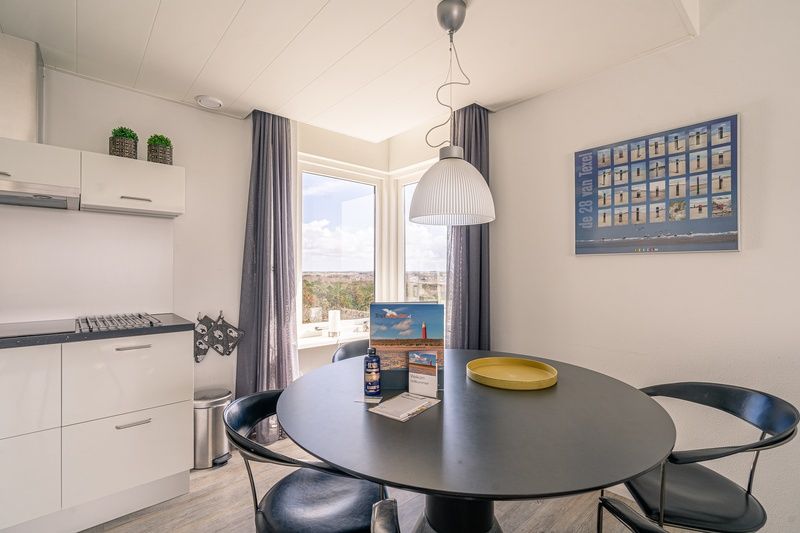 Esstisch mit Aussicht in Apartment Juliana 132 Eilandzicht, De Koog, Texel, ideal fuer Mahlzeiten.