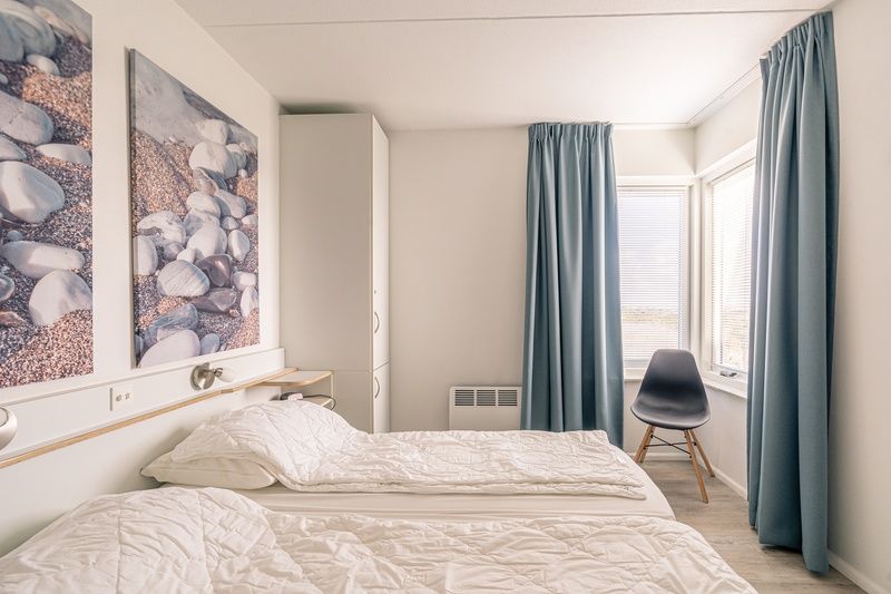 Geraeumiges Schlafzimmer im Apartment Juliana 132 Eilandzicht, De Koog, Texel mit Blick auf die Umgebung.