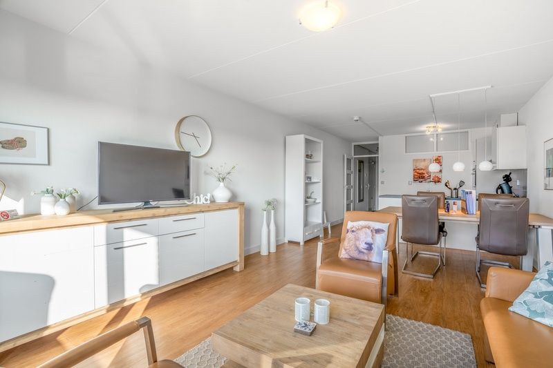 Stilvolles Esszimmer im Apartment Juliana 052 Eiland en Zeezicht, De Koog, Texel mit Holztisch und Lederstuehlen.