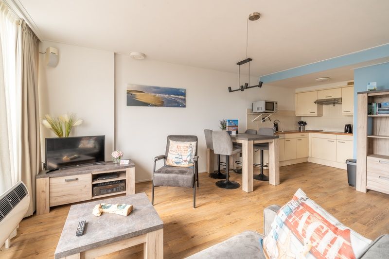 Geraeumiges Wohn- und Esszimmer von Apartment Juliana 076 Eilandzicht, De Koog, Texel, mit moderner Einrichtung und viel Licht.