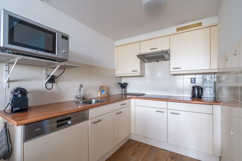 Voll ausgestattete Kueche des Appartements Juliana 076 Eilandzicht in De Koog, Texel, mit einem modernen Look und viel Licht.