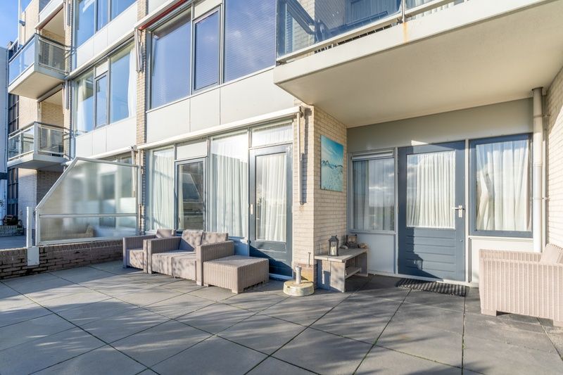 Sonnige Terrasse des Appartements Juliana 076 Eilandzicht in De Koog, Texel, ideal zum Entspannen und Geniessen der Umgebung.