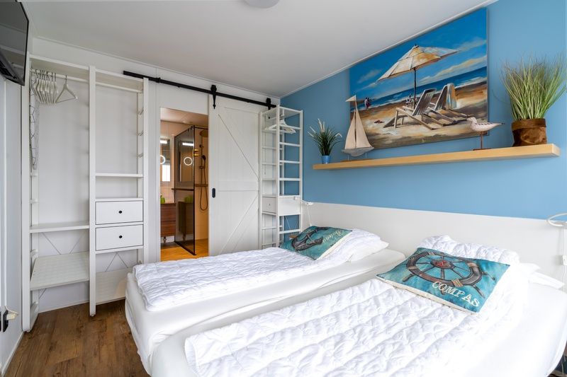 Schlafzimmer im Appartement Juliana 076 Eilandzicht, De Koog, Texel, mit bequemen Betten und erholsamen Moebeln.