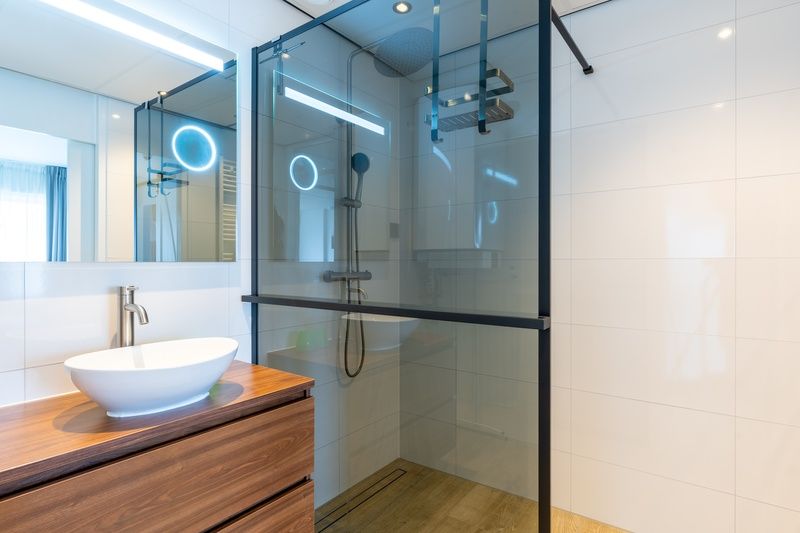 Modernes Badezimmer des Apartments Juliana 076 Eilandzicht in De Koog, Texel, mit einer stilvollen begehbaren Dusche und luxurioesen Oberflaechen.