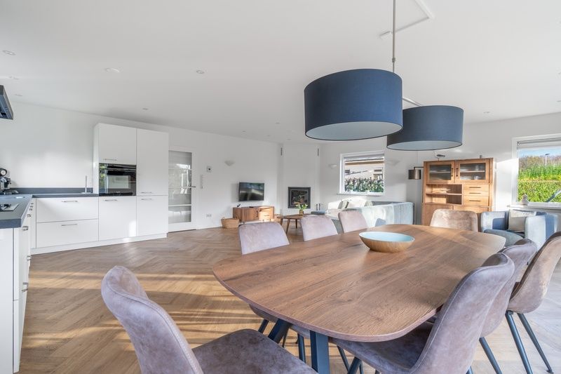 Modern kitchen in Stappeland 197, vacation home De Koog, Texel with spacious countertops.