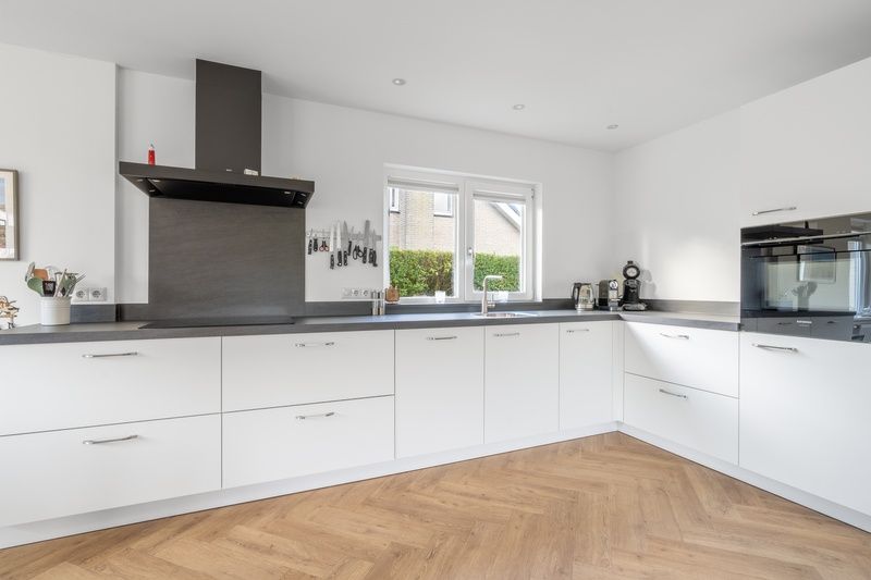 Bedroom in Stappeland 197, vacation home De Koog, Texel with comfortable beds and window.