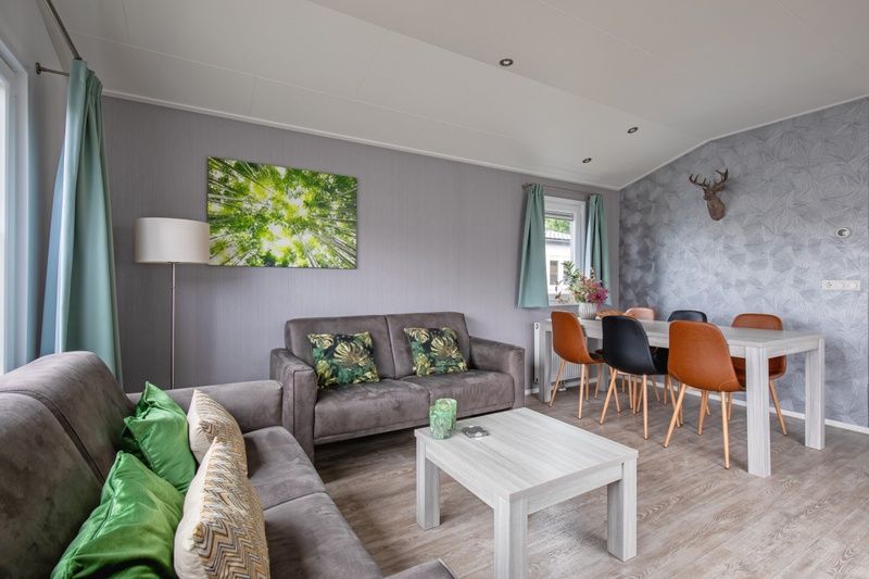 Cozy living room of Chalet Bregkoog 12 in De Koog, Texel with comfortable sofas and cozy furnishings.