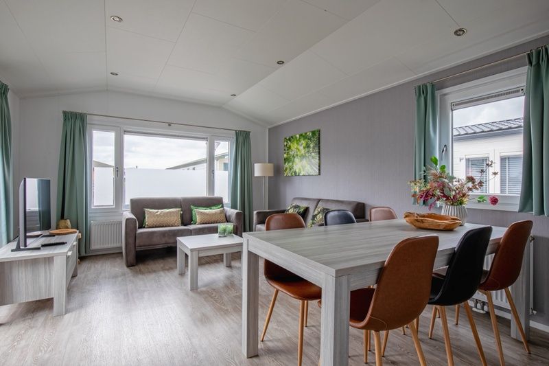 Spacious living space in Chalet Bregkoog 12, De Koog, Texel, with lots of natural light and a modern dining room.