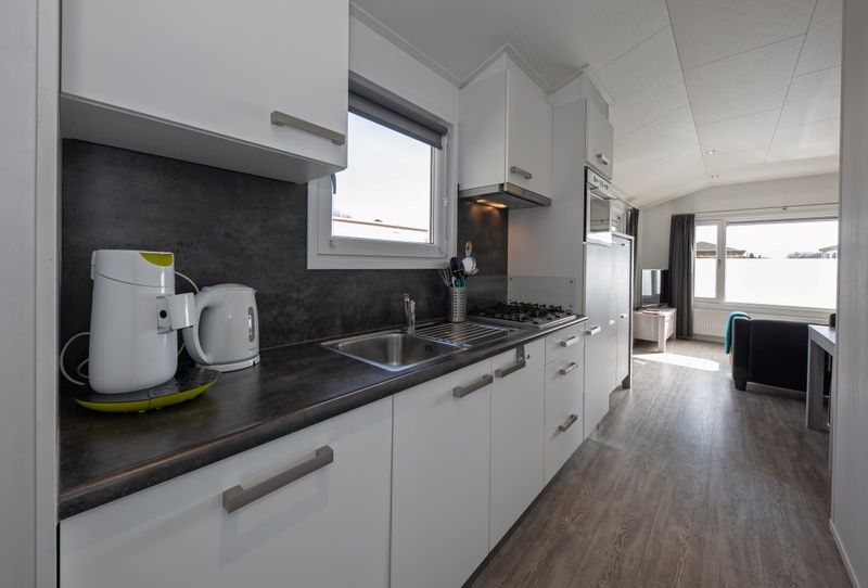 Fully equipped kitchen in Chalet Bregkoog 12, De Koog, Texel, with modern appliances and plenty of work space.
