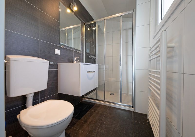 Sleek bathroom in Chalet Bregkoog 12, De Koog, Texel, with a spacious shower and modern amenities.