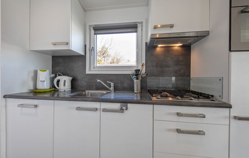 Modern kitchen in Chalet Bregkoog 12, De Koog, Texel, ideal for preparing delicious meals during your stay.