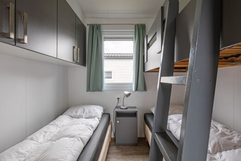 Cozy children's room with bunk beds in Chalet Bregkoog 12, De Koog, Texel, perfect for a family vacation.