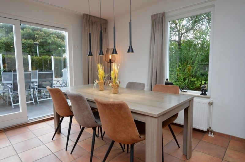 Stilvolle Essecke mit Blick auf die Terrasse im Ferienhaus Stappeland 169, De Koog Texel.