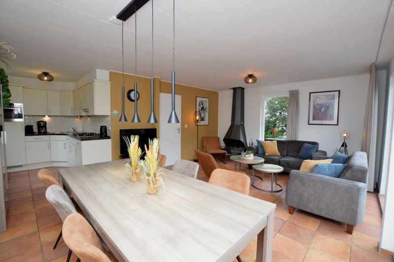 Offene Kueche und Essbereich im Ferienhaus Stappeland 169, De Koog Texel fuer gemuetliche Mahlzeiten.