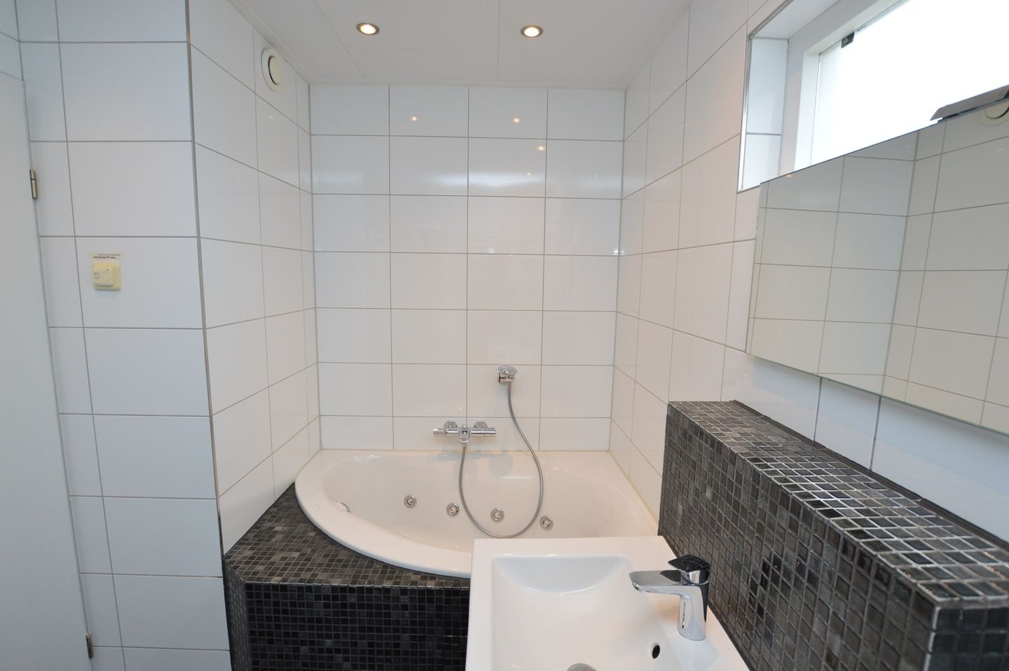 Stilvolles Badezimmer mit Badewanne im Ferienhaus Stappeland 169, De Koog Texel.