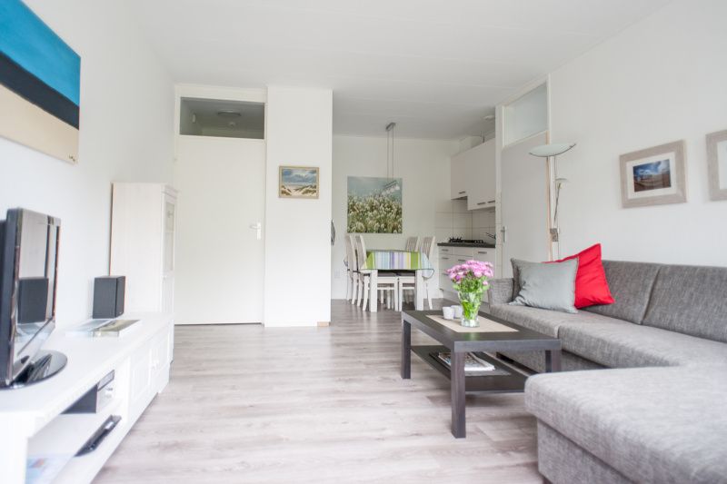 't Kerckeland - Apartment Kerckeland 92, De Koog, Texel: Modern living room with open kitchen and dining area.