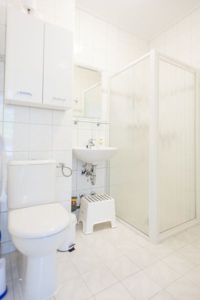 't Kerckeland - Apartment Kerckeland 92, Texel: Modern bathroom with shower and sleek finish.